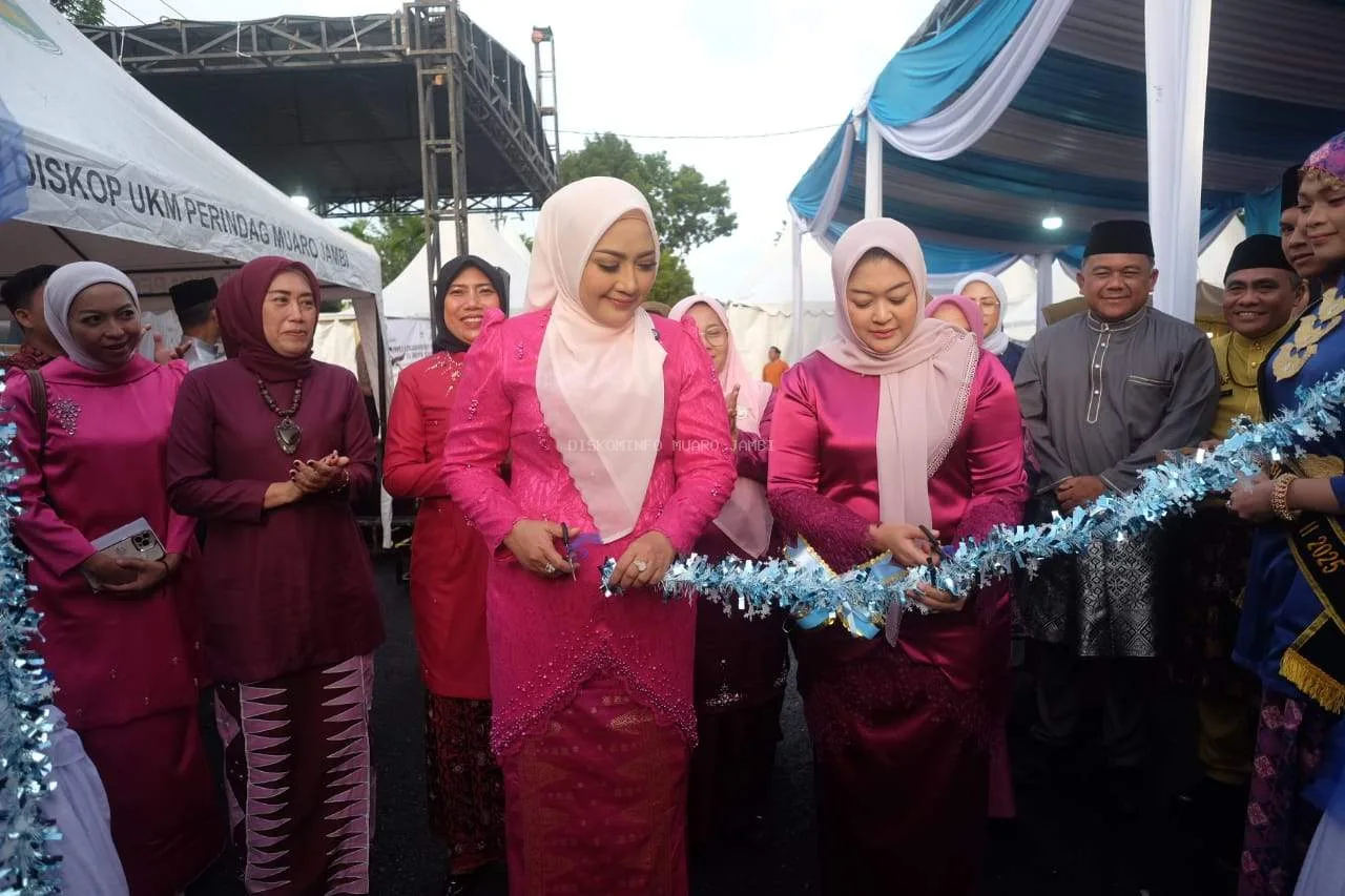 Photo Ririn Novianty Ketua Dekranasda Muaro Jambi Membuka Secara Resmi Bazar UMKM dalam Memeriahkan MTQ Tingkat Provinsi Jambi Ke - 54 di Pelataran Parkir Pendopo Kantor Bupati Komplek Bukit Cinto Kenang, Sengeti ( Photo: Diskominfo)