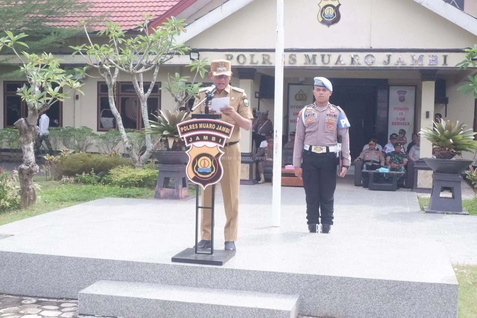 Photo Junaidi Mahir Wakil Bupati Muaro Jambi saat Memimpin Apel Operasi Lilin 2025 di Mapolres Muaro Jambi, Bukit Baling. ( Photo Dok : Diskominfo)