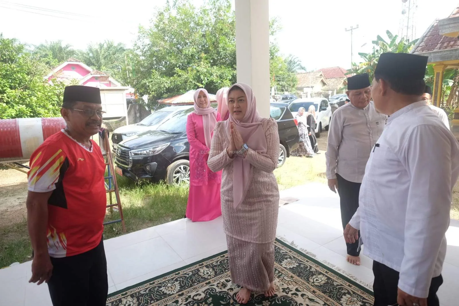 Ketua GOW Kabupaten Muaro Jambi, Novi Astrianti, saat menyerahkan bingkisan kepada salah satu perwakilan kafilah. (Foto: Humas Pemkab Muaro Jambi)