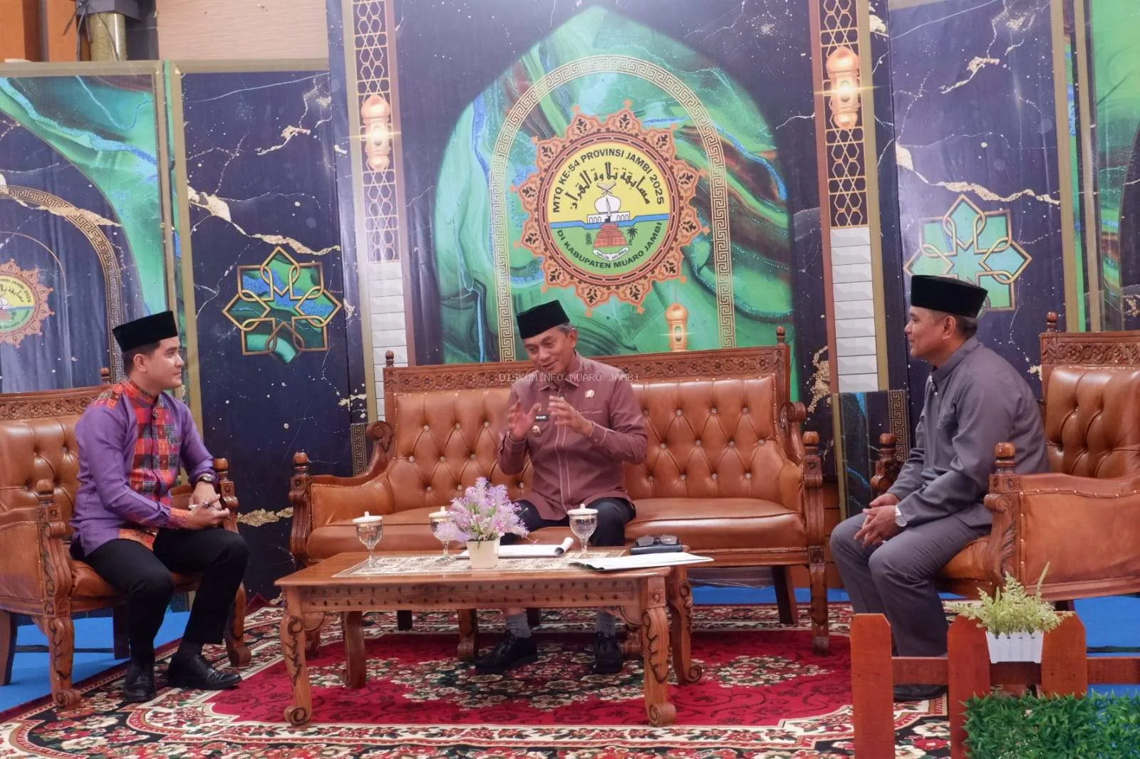 Photo Wakil Bupati Muaro Jambi, Junaidi Mahir, berbicara dalam dialog studio mini TVRI di Arena MTQ, Senin (17/11/2025). Foto: TVRI.