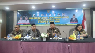 Photo Sekda H.Budhi Hartono Pembukaan Sosialisasi DTSEN di Hotel Shang Ratu, Jambi. Kegiatan ini diselenggarakan oleh Dinas Sosial Pemberdayaan Perempuan dan Perlindungan Anak Kabupaten Muaro Jambi.( Photo Dok Diskominfo )