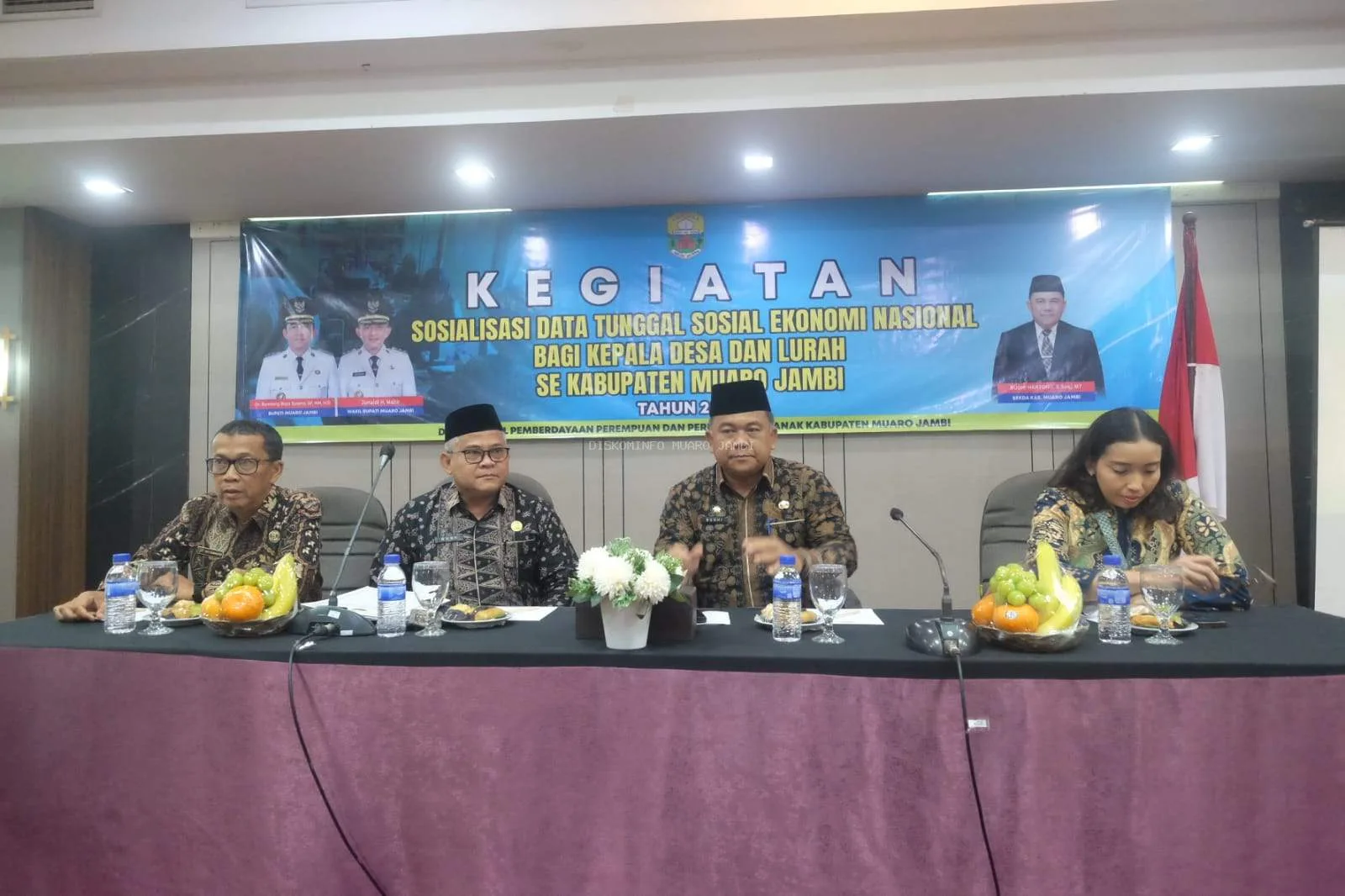 Photo Sekda H.Budhi Hartono Pembukaan Sosialisasi DTSEN di Hotel Shang Ratu, Jambi. Kegiatan ini diselenggarakan oleh Dinas Sosial Pemberdayaan Perempuan dan Perlindungan Anak Kabupaten Muaro Jambi.( Photo Dok Diskominfo )