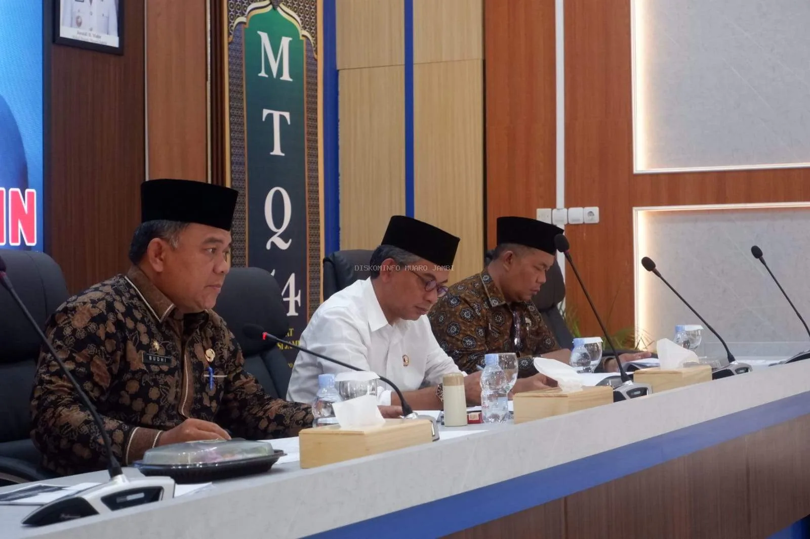 Photo Wakil Bupati Junaidi Mahir didampingi Sekda H.Budhi Hartono saat pertemuan persiapan Penutupan MTQ ke-54 Tingkat Provinsi Jambi di Gedung Pertemuan BPKAD komplek Perkantoran Bukit Cinto Kenang, Sengeti ( Photo Dok: Diskominfo )