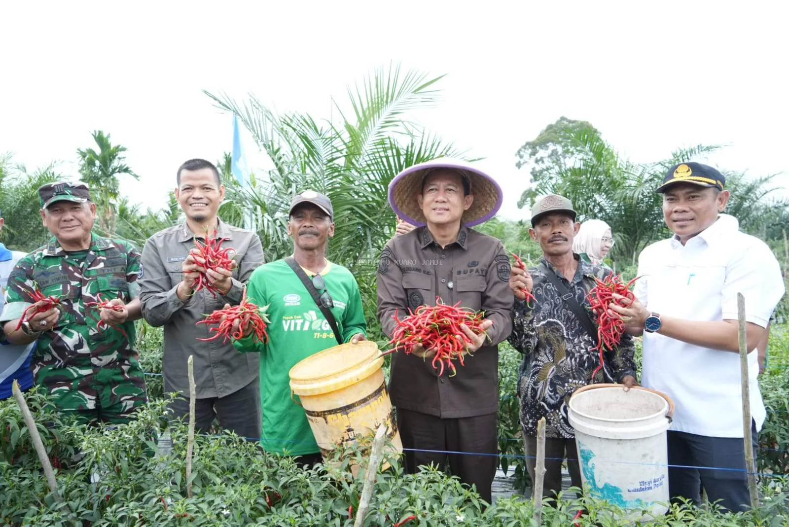 Photo Bupati BBS saat Melakukan Panan Raya Cabe Gapoktan-BumDes di Desa Sungai Gelam. ( Photo Dok : Diskominfo )