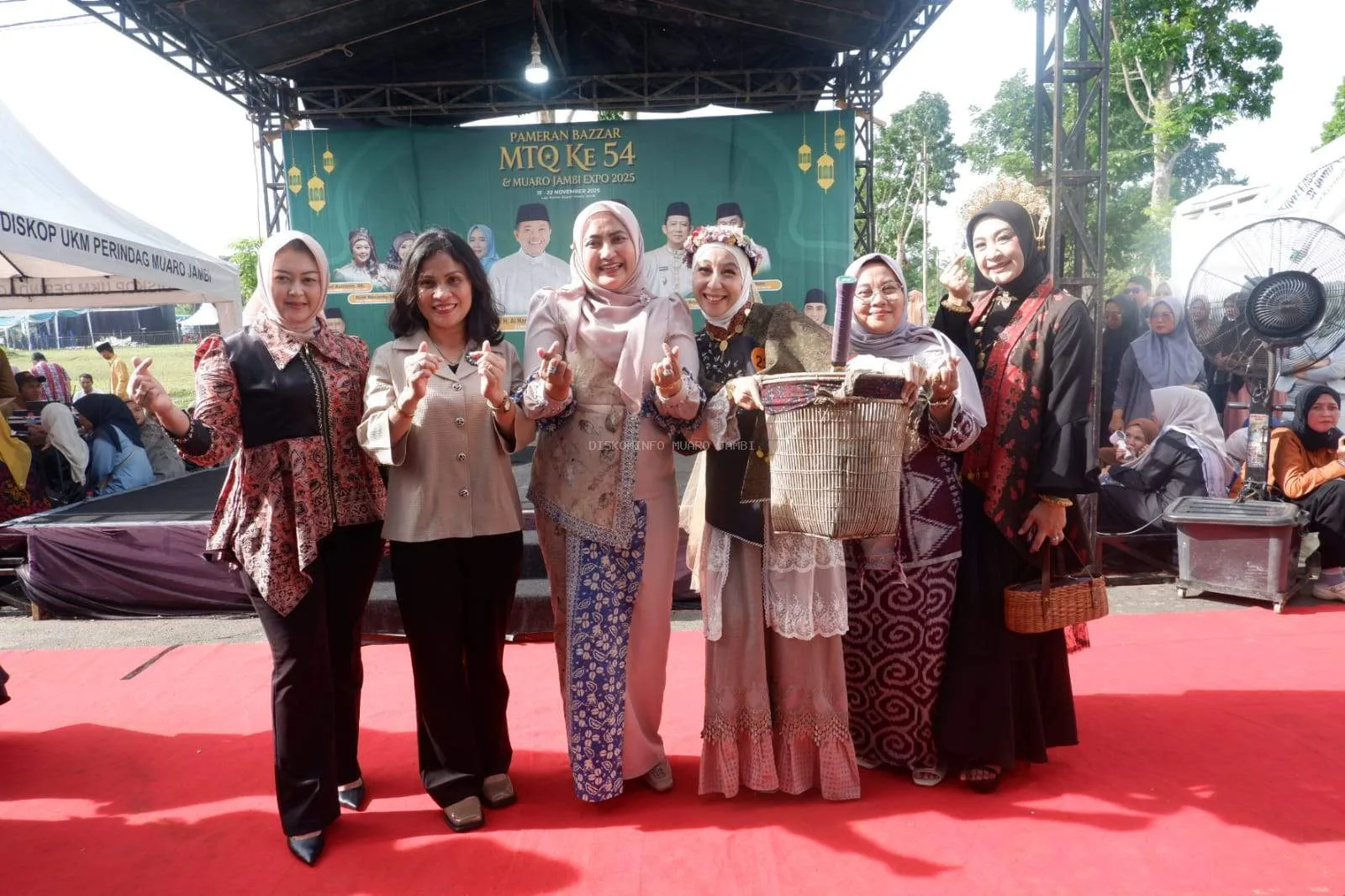 Fashion show batik dan kain khas Muaro Jambi di arena Bazar Expo MTQ Provinsi Jambi. ( Photo Dok Diskominfo).