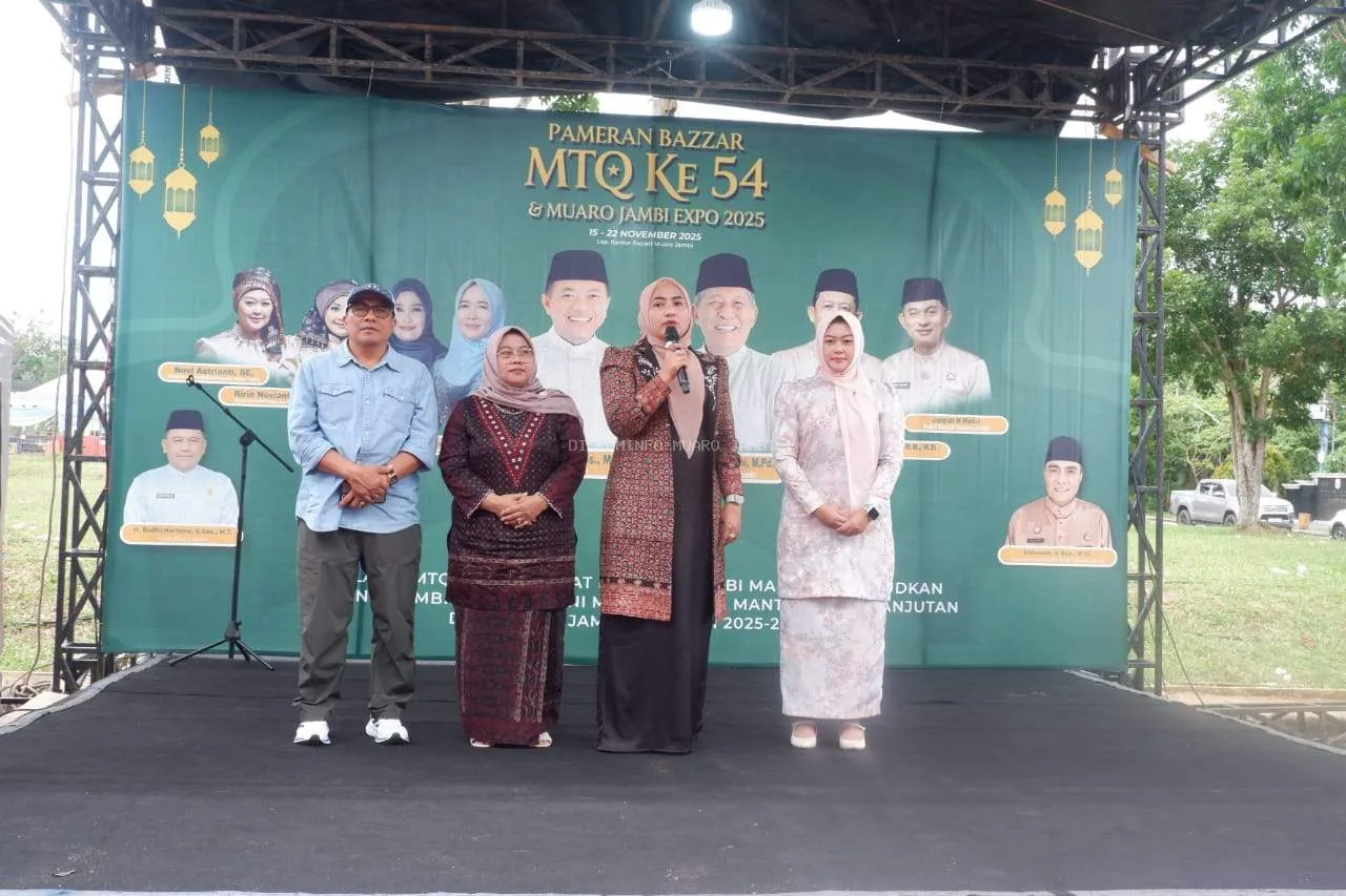 Photo Ririn Novianty Ketua Dekranasda Muaro Jambi secara Resmi Bazar Expo MTQ Ke-54 Tingkat Provinsi di komplek Perkantoran Bukit Cinto Kenang, Sengeti ( Photo Dok Diskominfo ).