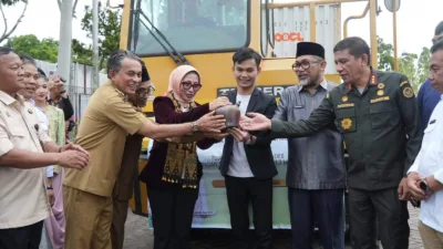 Photo Junaidi Mahir Wakil Bupati hadiri Pelepasan Perdana Ekspor Pinang ke Bangladesh di Pelabuhan Talang Duku Kabupaten Muaro Jambi.( Photo Dok Diskominfo ).