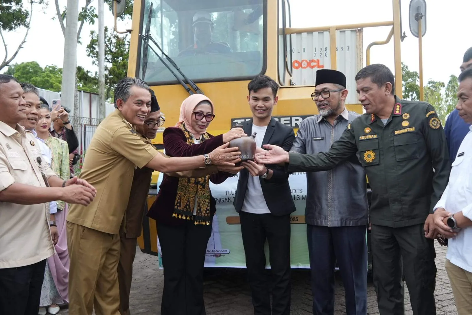 Photo Junaidi Mahir Wakil Bupati hadiri Pelepasan Perdana Ekspor Pinang ke Bangladesh di Pelabuhan Talang Duku Kabupaten Muaro Jambi.( Photo Dok Diskominfo ).