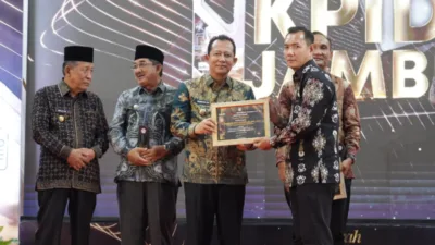 Photo Bupati BBS menerima Anugerah Penyiaran 2025 dari KPID tampak Suasana malam puncak Anugerah KPID Provinsi Jambi, Gedung Putih Grand Kemas. kota Jambi ( Photo Dok Diskominfo ).