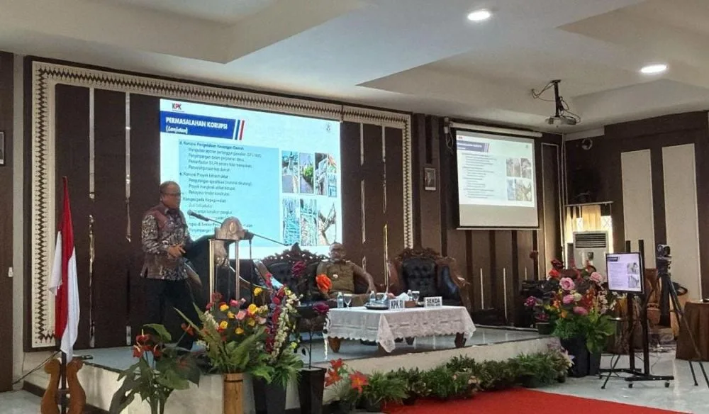 Pimpinan tim kompusgah Kpk, Uding Juharudin, memimpin langsung serangkaian kegiatan antikorupsi. Dalam sesi pengarahan internal, di rumah dinas Gubernur Jambi ( Photo Dok Redaksi )