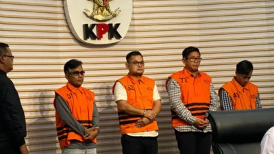 Photo Tersangka Anggota DPRD OKU, Sumatra Selatan dan Kadis PUPR di Gedung Komisi Pemberantasan Korupsi, Jakarta ( Dok Photo : Redaksi )