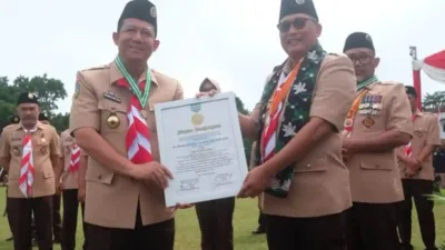Photo Dr BBS menerima penghargaan Tokoh Perintis Utama Hari Pramuka Ke-64 oleh Ketua Kwarnas Pramuka Budi Waseso di Halaman Kantor Bupati Tanjung Jabung Timur ( Photo Dok : Diskominfo )