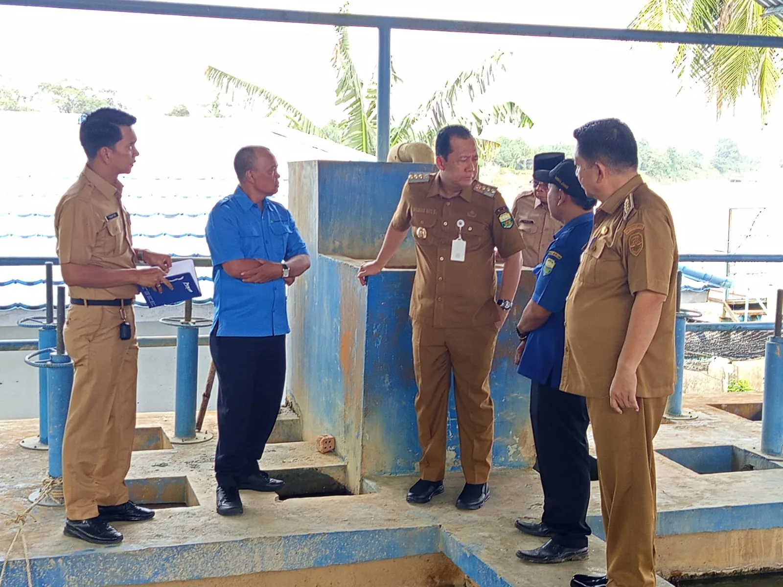 Bupati Dr. Bambang Bayu Suseno saat meninjau Unit PDAM Sengeti menjelang pelaksanaan MTQ Provinsi. (Foto: Humas Pemkab)