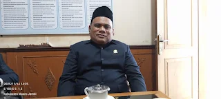 Photo Anggota DPRD H.Ambo Tuo saat diwawancarai awak media di ruang kerja Gedung DPRD Muaro Jambi komplek Bukit Cinto Kenang, Sengeti ( Photo Dok : Humas DPRD)