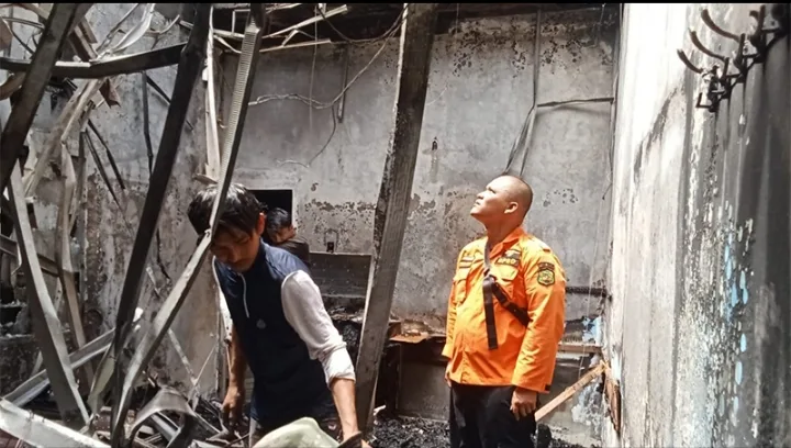 Photo Puing-puing sisa Kebakaran Rumah Kediaman Hakim Pengadilan Negeri Medan (Dok: Tangkapan Layar Redaksi)