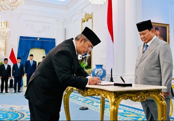 Photo Presiden Prabowo Saat Pelantikan Komisi Reformasi Polri dilanjutkan dengan Penandatanganan Berita Acara Pelantikan oleh Ketua KPR-POLRI Jimly Asshiddiqie di Istana Negara Jakarta ( Dok : Humas Sekneg )