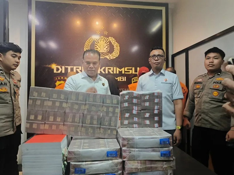 Photo Penampakan Barang Bukti Berupa Uang Tunai Yang Berhasil Di Amankankan oleh Ditreskrimsus Polda Jambi Atas Dugaan Kasus Korupsi Dana DAK pada Dinas Pendidikan Provinsi Jambi ( Photo Humas Polda )