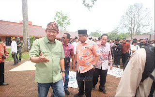 hadir dan membuka secara resmi pameran seni rupa dan budaya bertajuk “Ziarah Suvarnadiva di Museum Suvarnadvipa, kawasan Candi Muaro Jambi, ( Photo Dok Diskominfo)