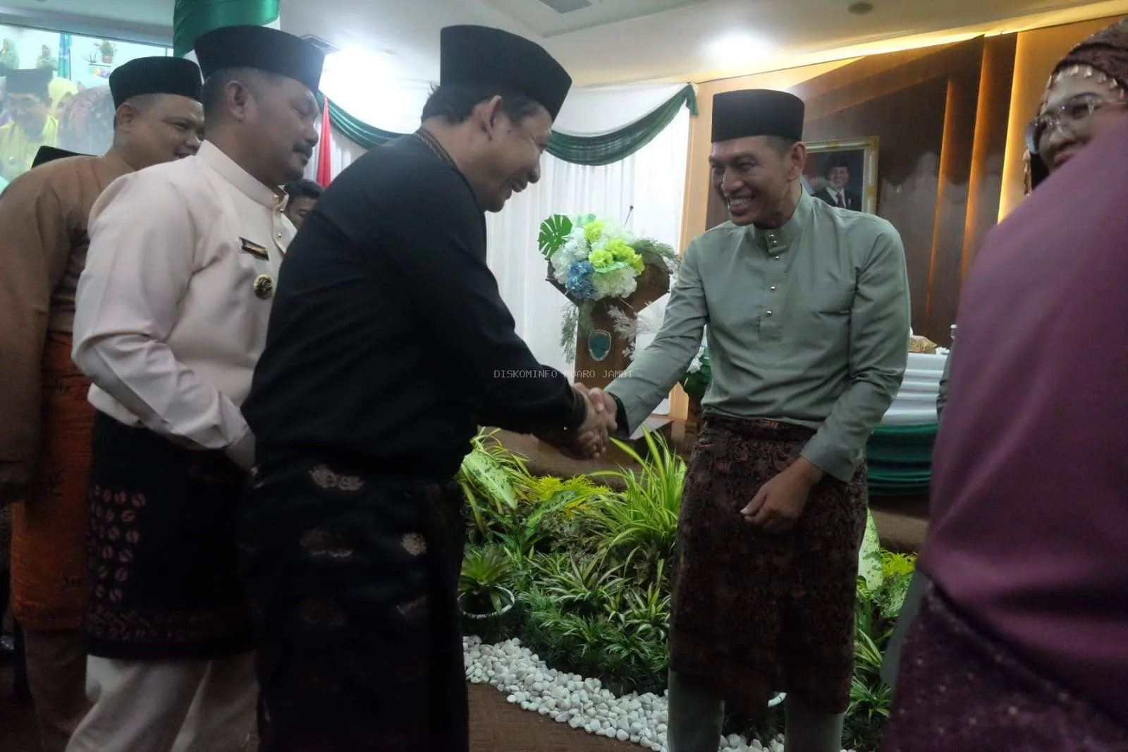 Suasana khidmat dan penuh kebersamaan mewarnai Sidang Paripurna dalam rangka Hari Ulang Tahun (HUT) Kabupaten Batang Hari ke-77 yang digelar di Gedung DPRD Kabupaten Batang Hari, ( Photo Dok Diskominfo)