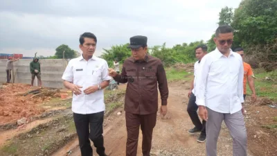 Bupati meninjau pembangunan workshop di Kumpeh Ulu ( photo dok Diskominfo)
