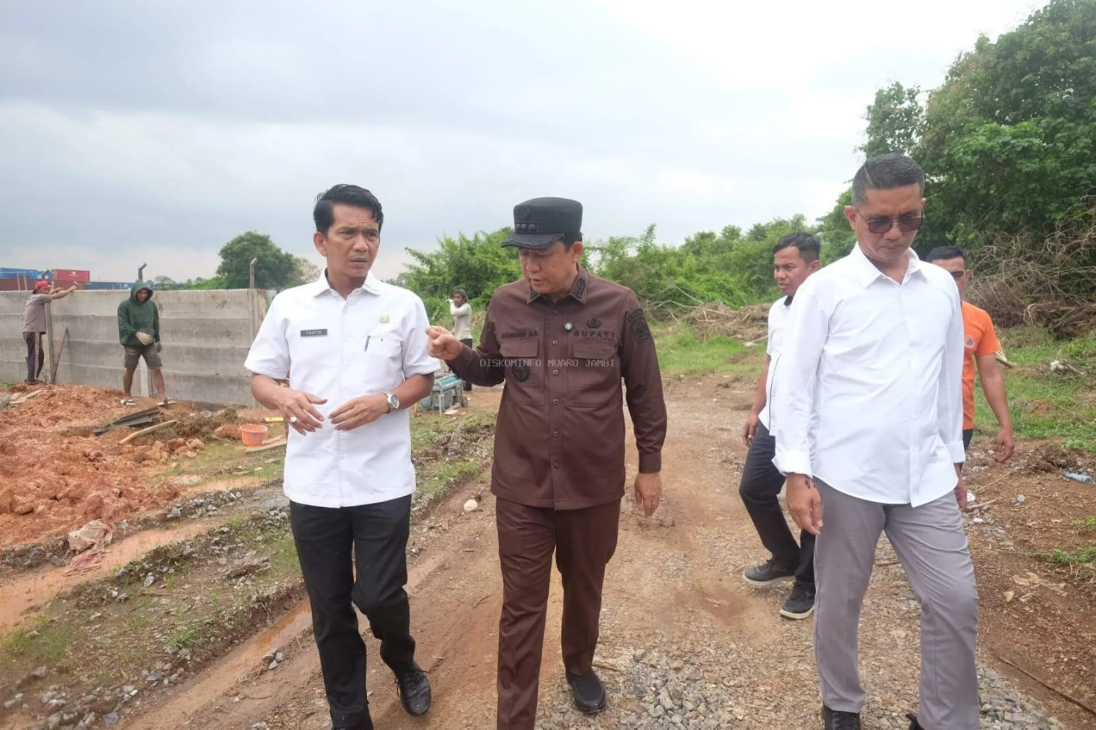 Bupati meninjau pembangunan workshop di Kumpeh Ulu ( photo dok Diskominfo)