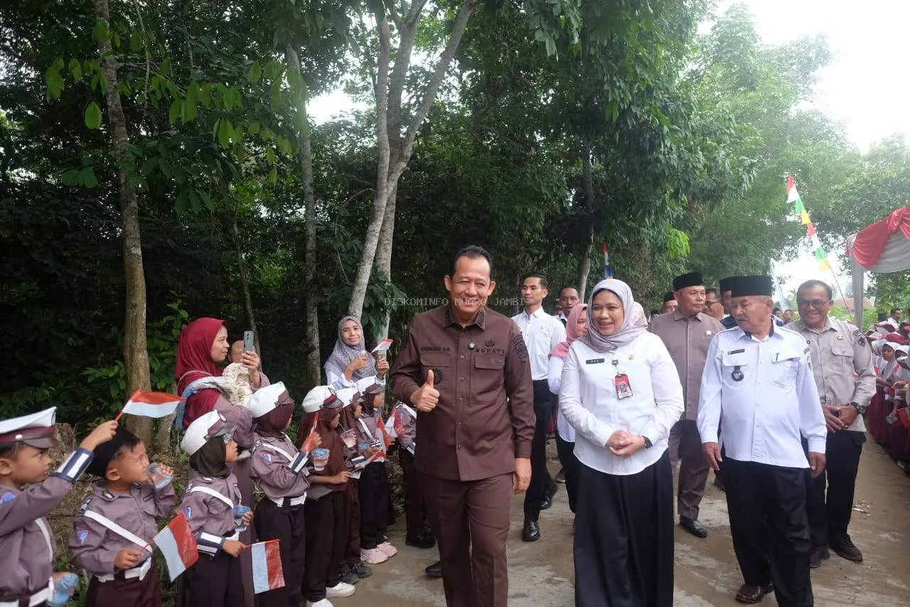 Bupati Muaro Jambi mendampingi Tim Verifikasi Kemendagri di Desa Persiapan Kasang Tanjung Nangko. (Foto: Humas Pemkab)