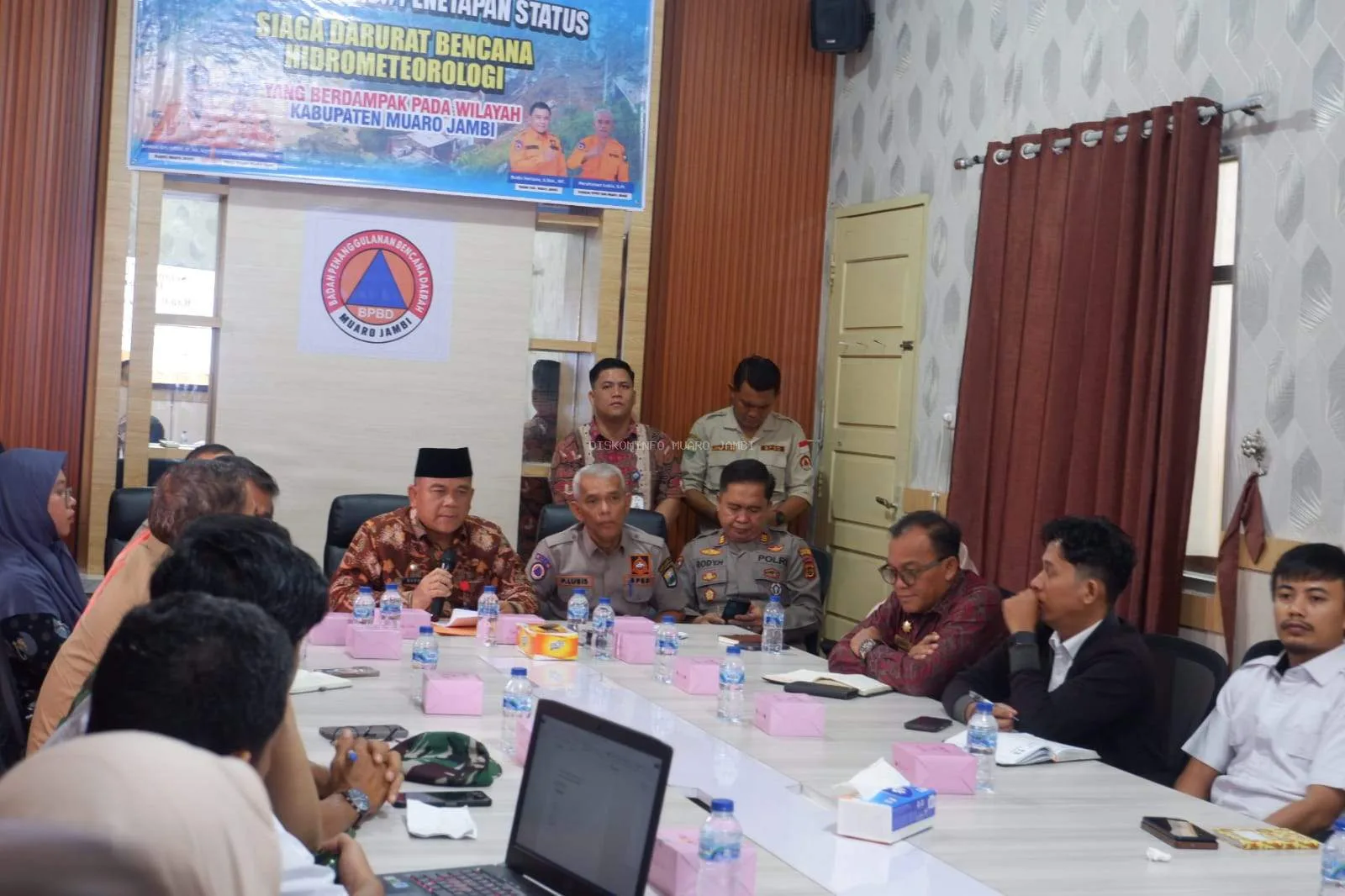 Sekda Budhi Hartono memimpin rapat koordinasi kesiapsiagaan bencana hidrometeorologi. (Foto: Humas Pemkab Muaro Jambi)