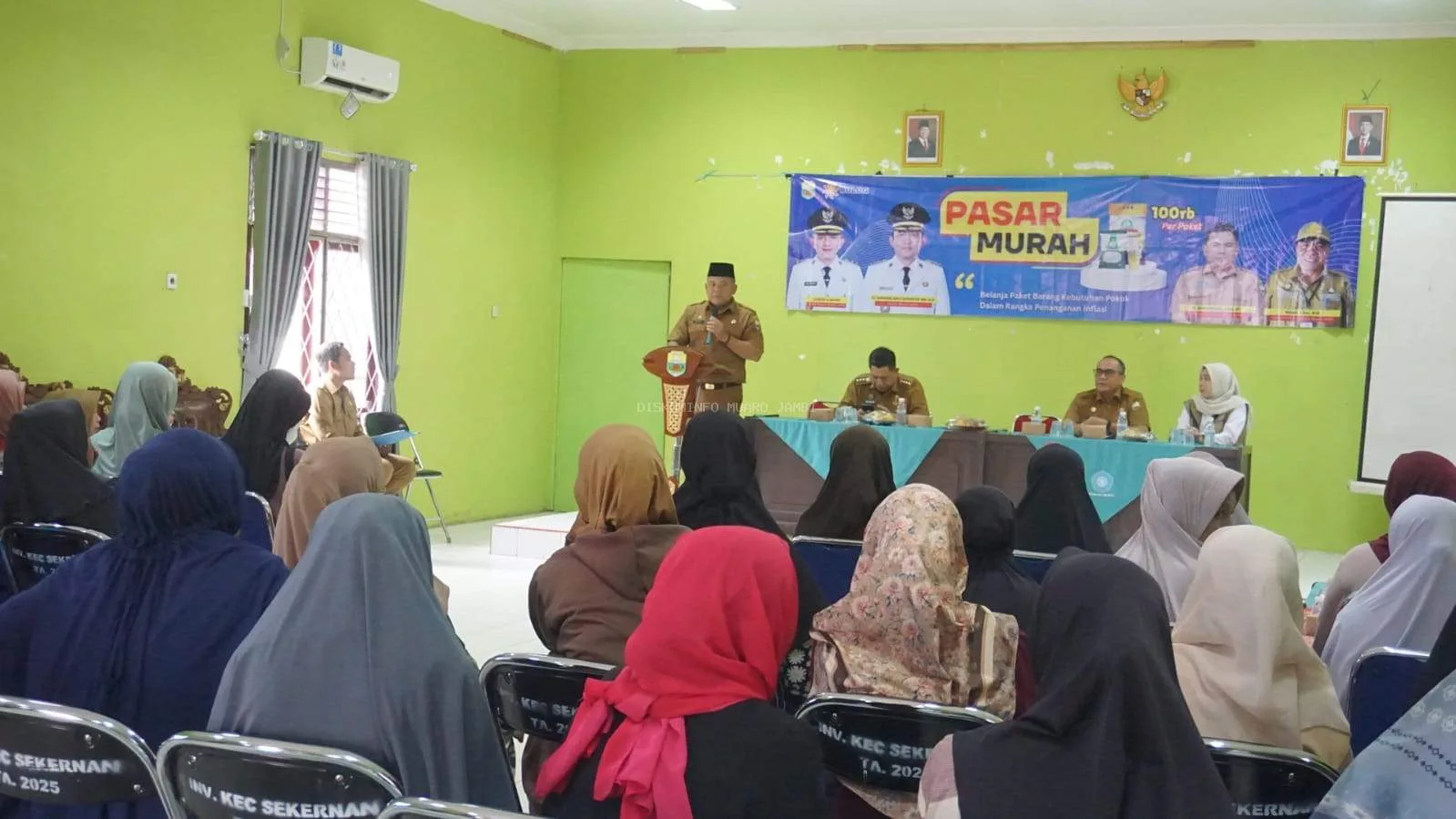 Sekda Muaro Jambi menggelar pasar murah yang dipusatkan di Aula Kantor Camat Sekernan. ( Photo Dok Diskominfo )