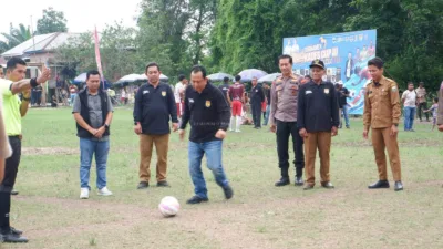 Bupati Dr.BBSTurnamen sepak bola Kades Cup Berbakti 2025 resmi bergulir di Desa Muaro Jambi. ( Photo Dok Diskominfo ).
