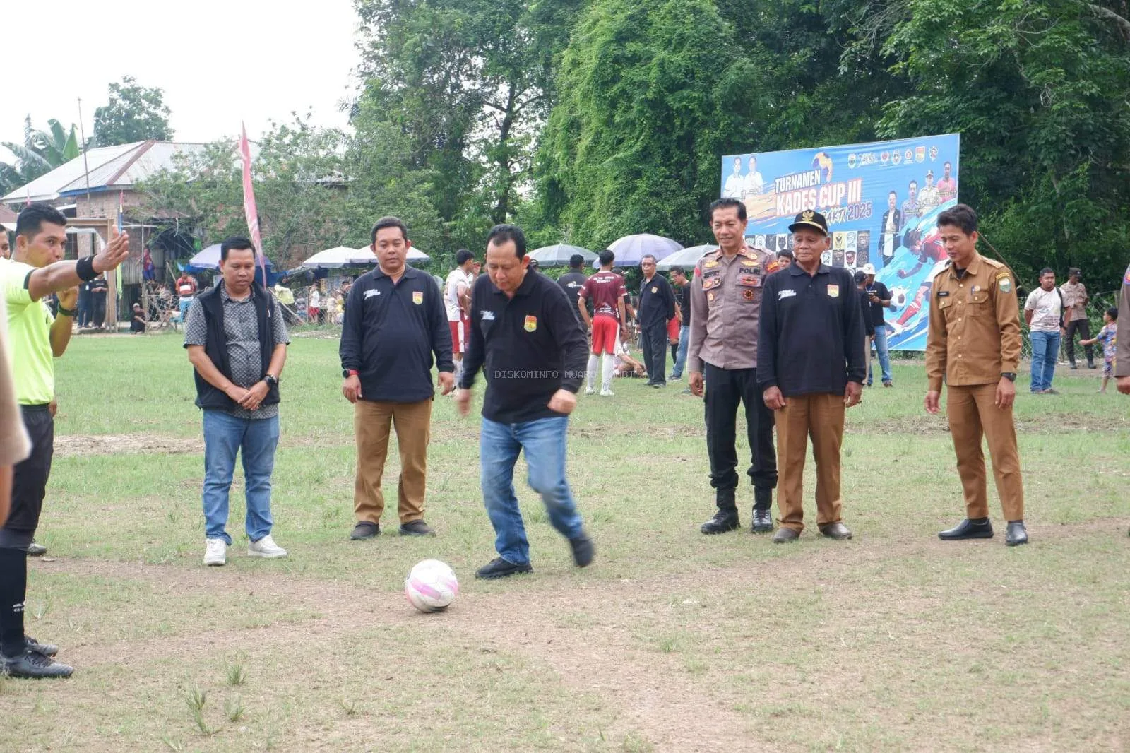 Bupati Dr.BBSTurnamen sepak bola Kades Cup Berbakti 2025 resmi bergulir di Desa Muaro Jambi. ( Photo Dok Diskominfo ).