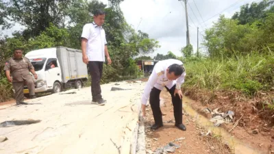 Bupati Dr. Bambang Bayu Suseno saat meninjau pekerjaan jalan Rigit Beton menuju Desa Talang Belido. (Foto: Humas Pemkab Muaro Jambi)