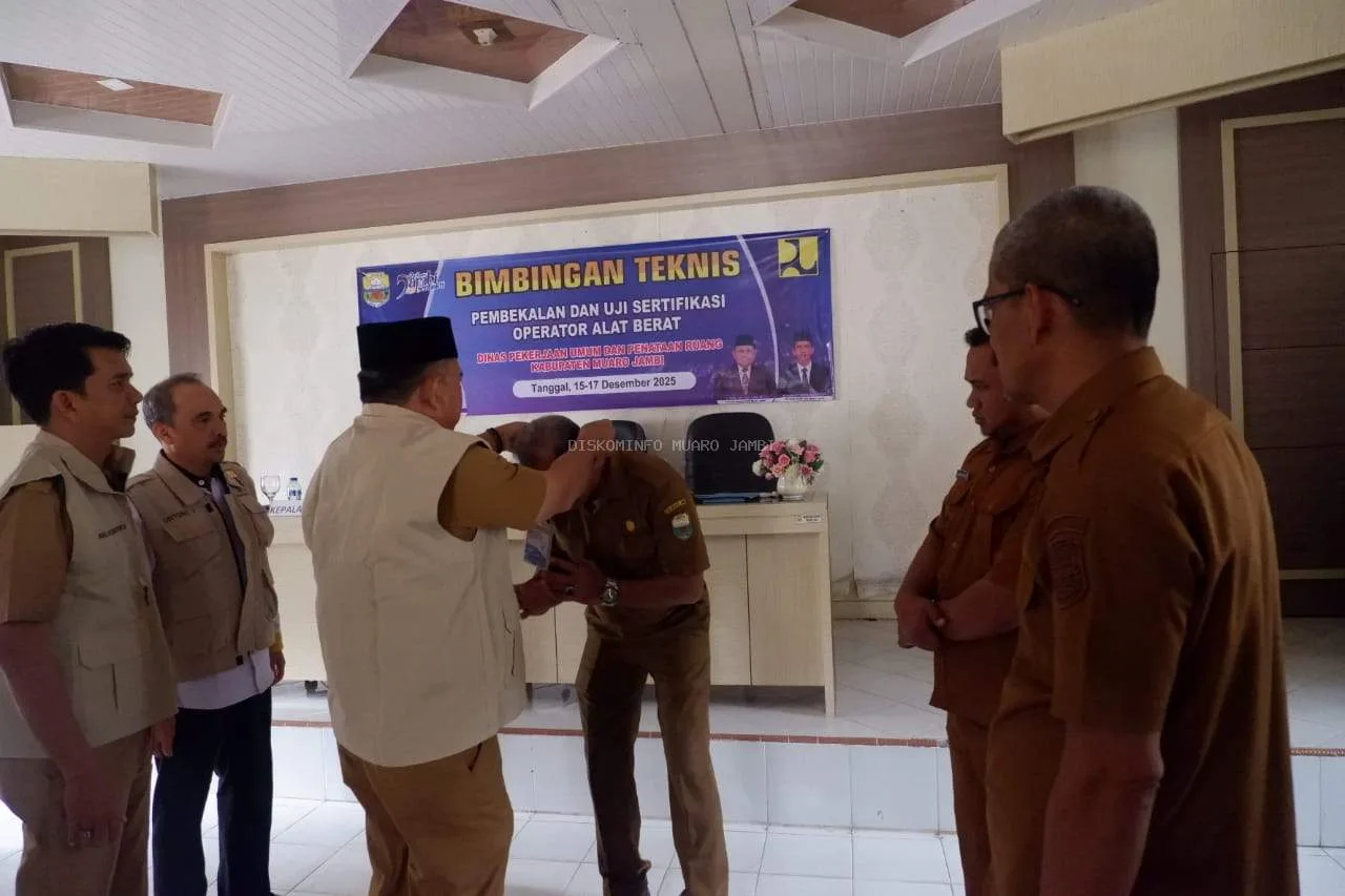 Bimbingan Teknis (BIMTEK) Pembekalan dan Uji Sertifikasi Tenaga Kerja Operator Alat Berat yang digelar di Aula Kantor Dinas PUPR Kabupaten Muaro Jambi, ( Dok Diskominfo).