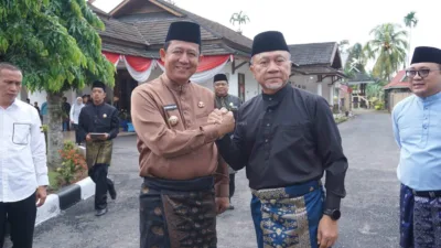 Bupati Dr.BBS dan Menko Bidang Pangan Zulkifli Hasan saat Menghadiri Paripurna DPRD HUT Ke-76 Kabupaten Merangin di Merangin ( Dok Diskominfo )