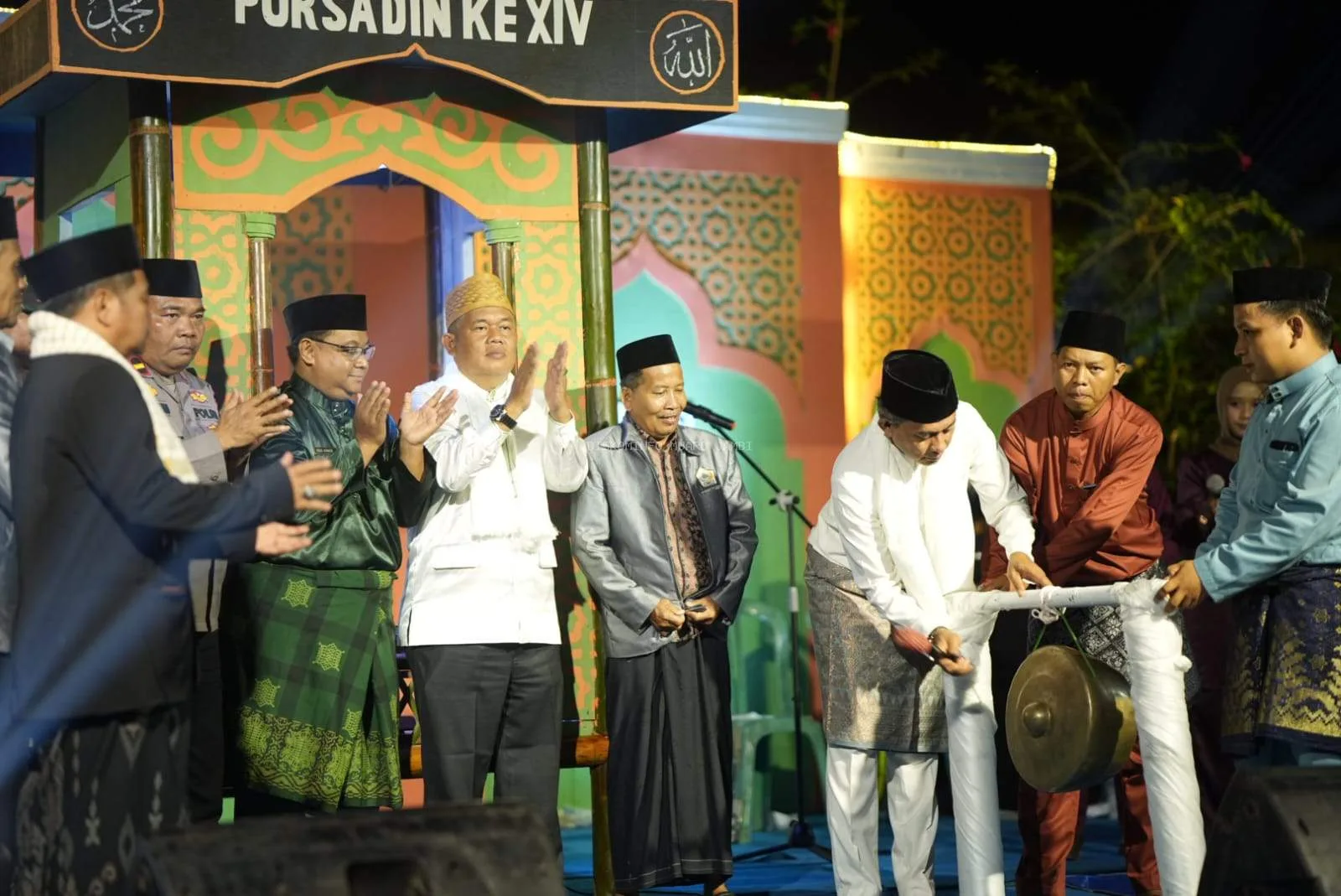 Wakil Bupati Muaro Jambi, Junaidi Mahir, secara resmi membuka Pekan Olahraga dan Seni antar Diniyah (PORSADIN) ke-XIV tingkat Kabupaten Muaro Jambi Tahun 2025. ( Dok Photo Diskominfo ).
