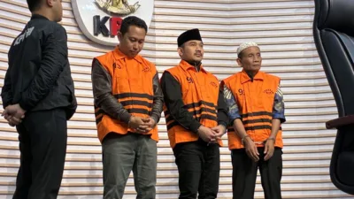 Ditahan KPK, Bupati Bekasi Ade Kuswara dan Ayahnya Ditetapkan Tersangka Dugaan Suap Proyek Rp14,2 Miliar