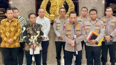Kapolri Jenderal Listyo Sigit Prabowo pada saat menyampaikan keterangan pers terhadap temuan Satgasus Polri terhadap tersangka Pembalakan Kayu Ilegal di Sumatra. ( Dok Photo Humas polri )