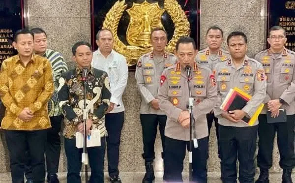 Kapolri Jenderal Listyo Sigit Prabowo pada saat menyampaikan keterangan pers terhadap temuan Satgasus Polri terhadap tersangka Pembalakan Kayu Ilegal di Sumatra. ( Dok Photo Humas polri )