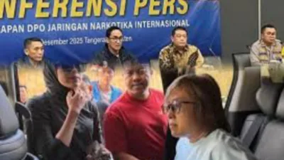Photo Kolase Konferensi Pers Kepala BNN dan Penangkapan Buron Kasus Narkoba Lintas Negara, di Kamboja . ( Dok Kolase Redaksi/Ist )