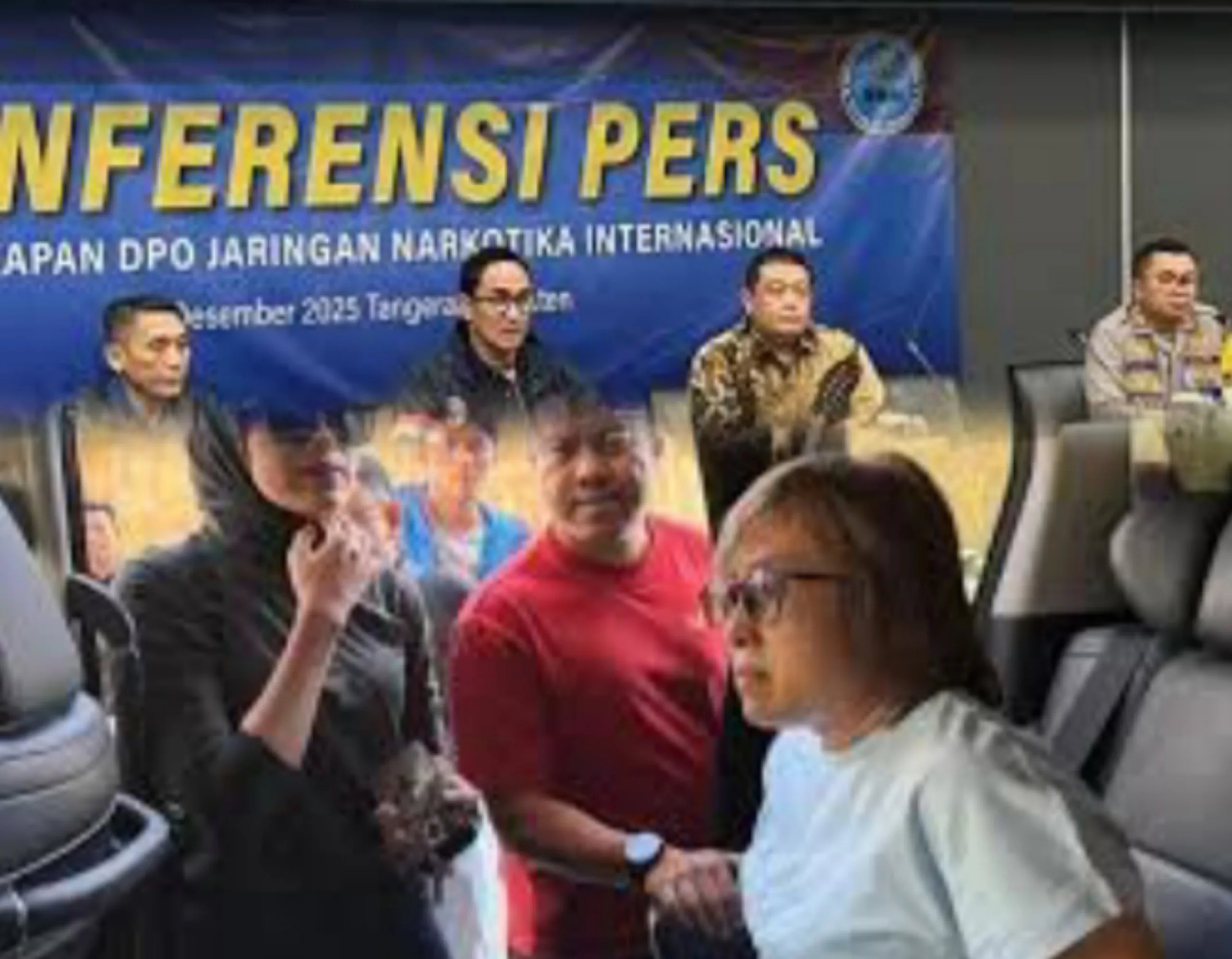 Photo Kolase Konferensi Pers Kepala BNN dan Penangkapan Buron Kasus Narkoba Lintas Negara, di Kamboja . ( Dok Kolase Redaksi/Ist )