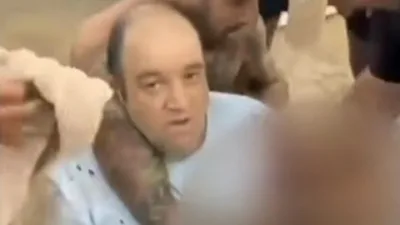 ahmed alahmed seseorang berhasil melumpuhkan dan melucuti senjata salah satu pelaku penembakan di pantai bondi , Sidney Australia ( Dok Photo Tangkapan Layar ).