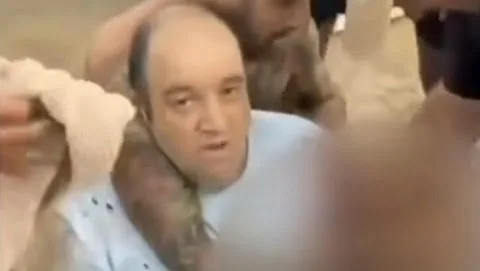 ahmed alahmed seseorang berhasil melumpuhkan dan melucuti senjata salah satu pelaku penembakan di pantai bondi , Sidney Australia ( Dok Photo Tangkapan Layar ).