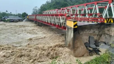 Gambar jembatan Putus Akibat terjangan Banjir dengan Arus sangat Deras di Salah satu Wilayah Sumatera yg terdampak ,( photo Redaksi/Ist )