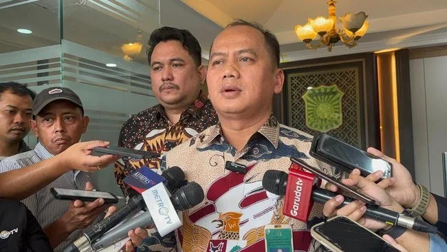 Kapuspenkum Kejaksaan Agung RI Anang Supriatna dalam menyampaikan ke Awak Media terkait OTT KPK yang Menyeret Oknum Kejari Banten di Gedung Kejaksaan Agung ( Photo Redaksi)