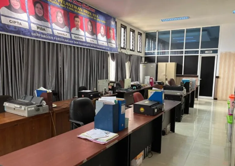Suasana Kantor Bagian Perencanaan Keuangan Sekretariat Bupati Muaro Jambi saat di tinggal ASN yang Sedang Mengikuti Kegiatan Bimtek di Jakarta. ( Photo Dok Redaksi)