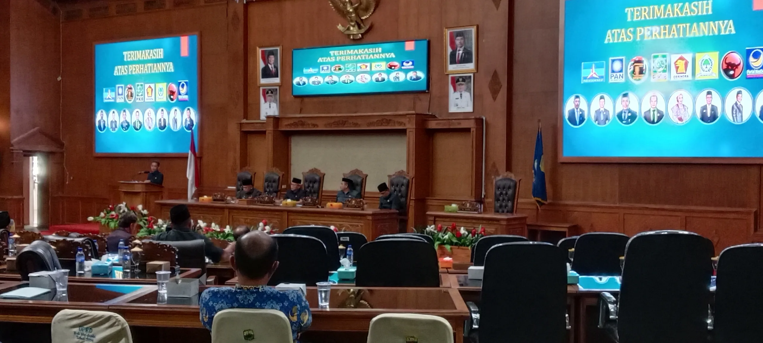 Dewan Perwakilan Rakyat Daerah (DPRD) Kabupaten Muaro Jambi menggelar Rapat Paripurna dalam rangka penyampaian hasil reses anggota DPRD Tahun 2025. Kegiatan tersebut berlangsung di Ruang Utama Paripurna DPRD Muaro Jambi,