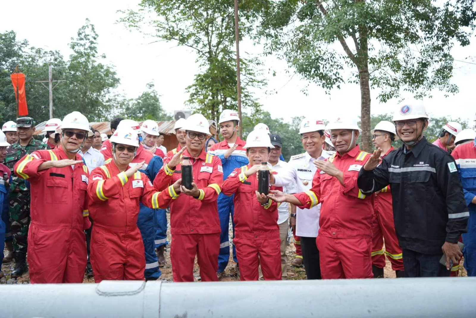 Dr.BBS Bupati Muaro Jambi mendampingi Wakil Menteri ESDM Yokiat Tanjung di Tempino, ( Dok Diskominfo).