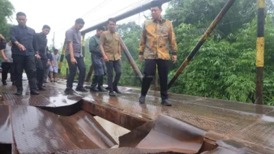 Pemerintah Kabupaten Muaro Jambi bergerak cepat menyikapi kerusakan Jembatan Air Hitam yang berada di Desa Kebun IX, Dusun Air Hitam, Kecamatan Sungai Gelam.( Dok Diskominfo).