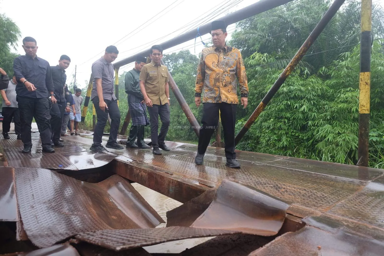 Pemerintah Kabupaten Muaro Jambi bergerak cepat menyikapi kerusakan Jembatan Air Hitam yang berada di Desa Kebun IX, Dusun Air Hitam, Kecamatan Sungai Gelam.( Dok Diskominfo).