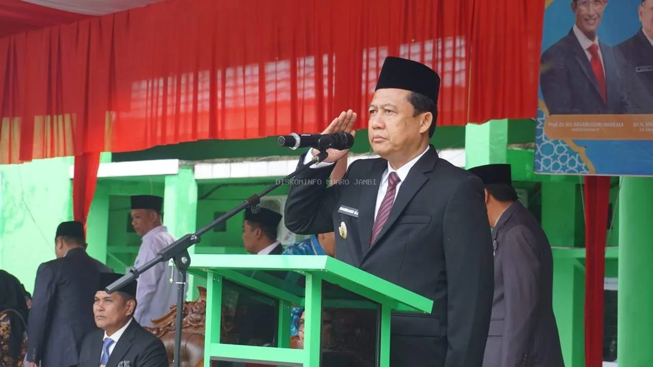Dr. Bambang Bayu Suseno, SP, MM, M.Si memimpin langsung jalannya upacara Peringatan Hari Amal Bakti (HAB) ke-80 Kementerian Agama Republik Indonesia tingkat Kabupaten Muaro Jambi,