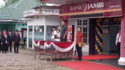Wakil Bupati Muaro Jambi, Junaidi Mahir bertindak sebagai inspektur upacara dalam peringatan Hari Ulang Tahun (HUT) Bank Jambi ke-63 yang digelar di halaman Bank 9 Jambi Cabang Sengeti. ( Dok Diskominfo ).